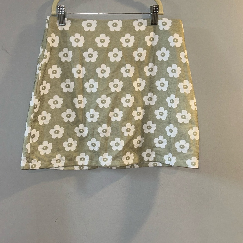 Green pencil skirt with white flowers